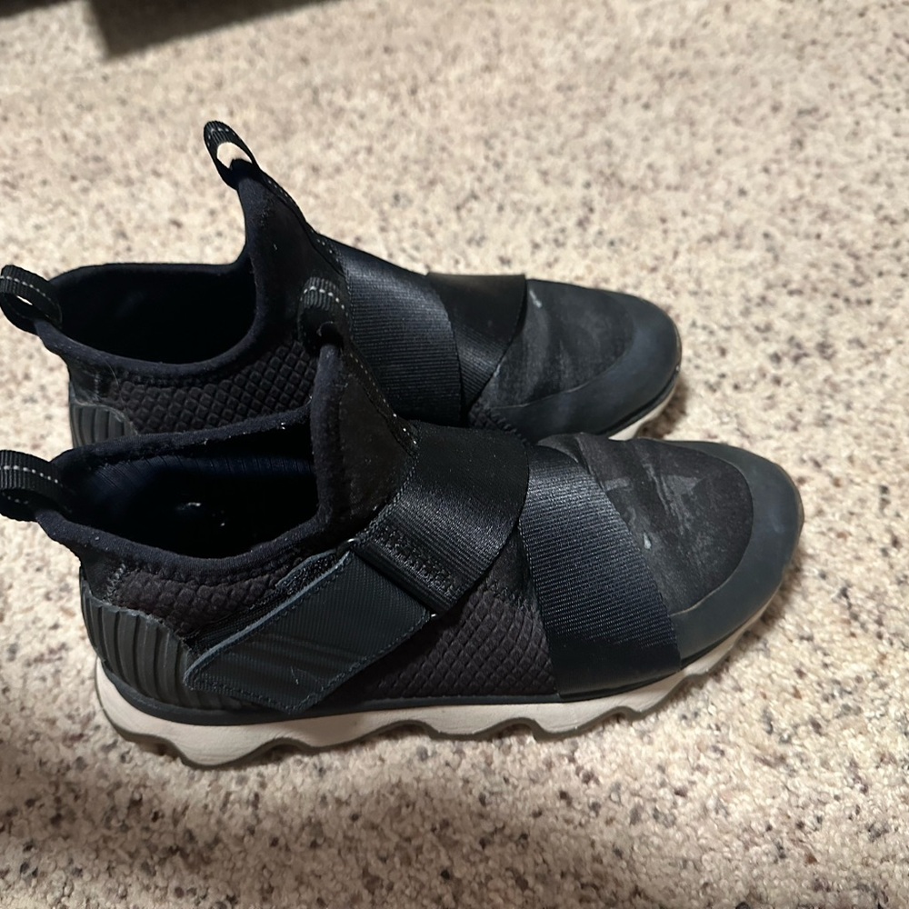 Sorel Size 6 Women’s Kinetic Sneak Black Sneakers Adjustable Strap Shoes Low Top - Picture 6 of 13